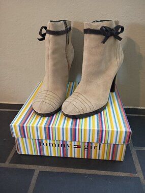 TOMMY GIRL TAN SUEDE SHOE/ANKLE BOOT | BROWN STITCHING & BOW ON SIDE-SIZE 7 1/2M